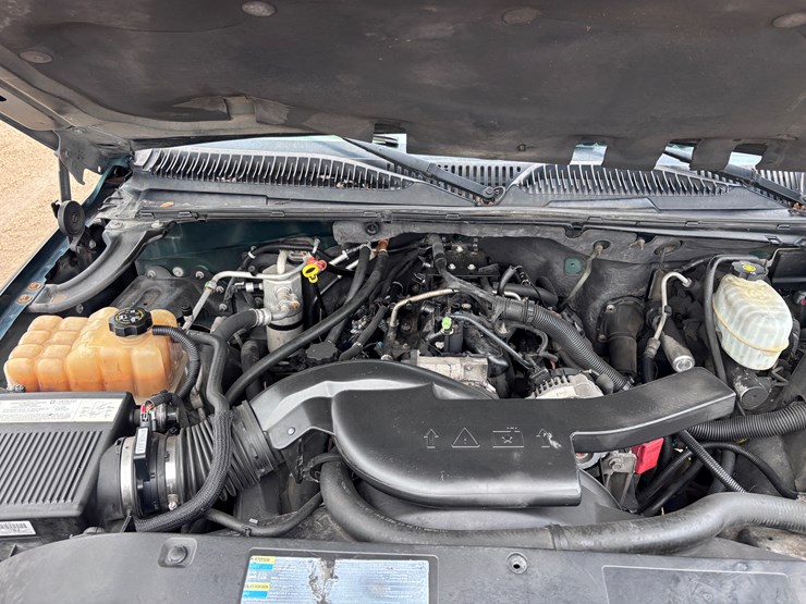 2004-chevrolet-suburban-image-15