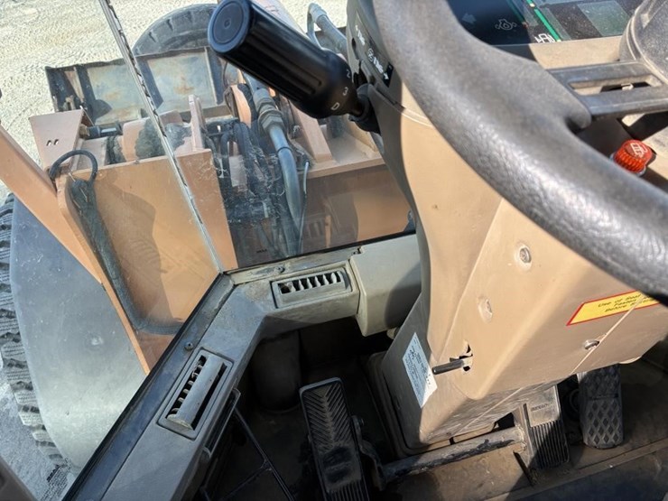 case-7210-wheel-loader-image-21