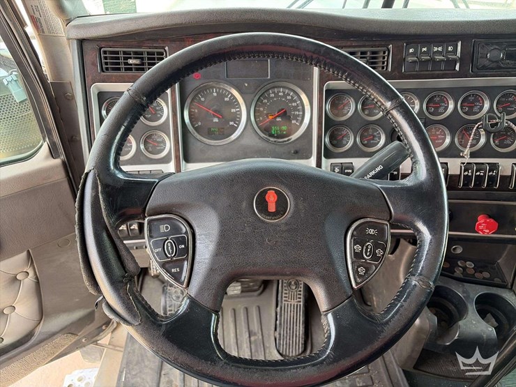 2011-kenworth-w900-image-17