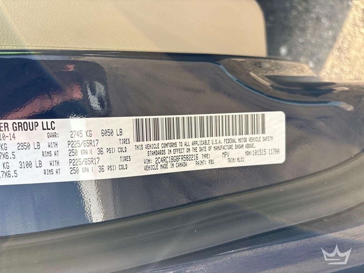 2015-chrysler-town-&-country-image-5