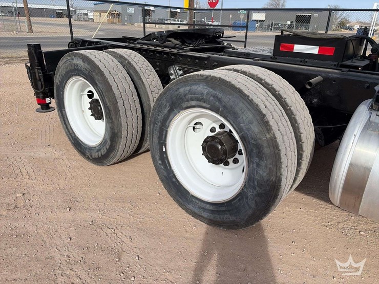 2013-peterbilt-365-image-34