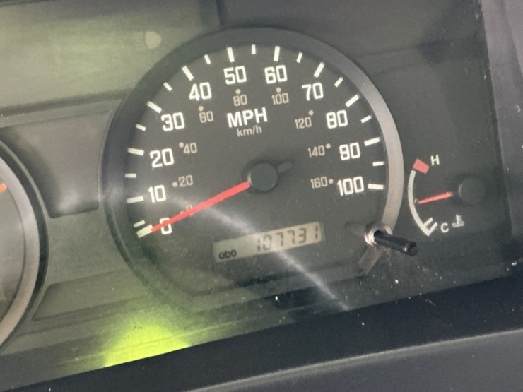 2016-isuzu-npr-image-17