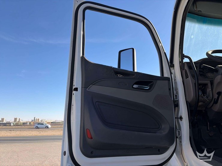 2015-peterbilt-567-image-11