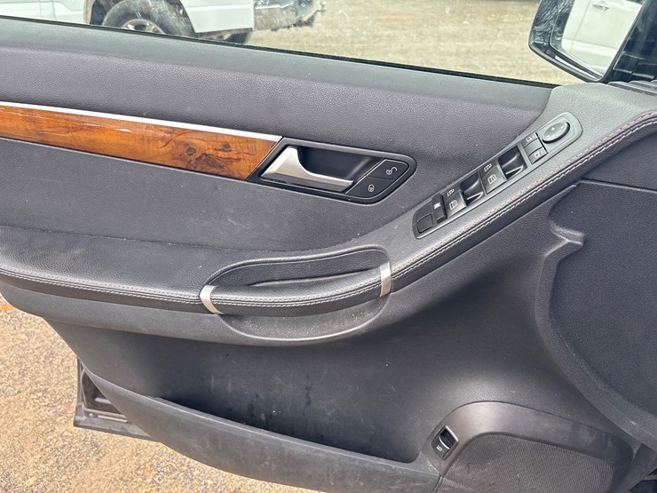 #30147-•-2011-mercedes-benz-r350-image-13