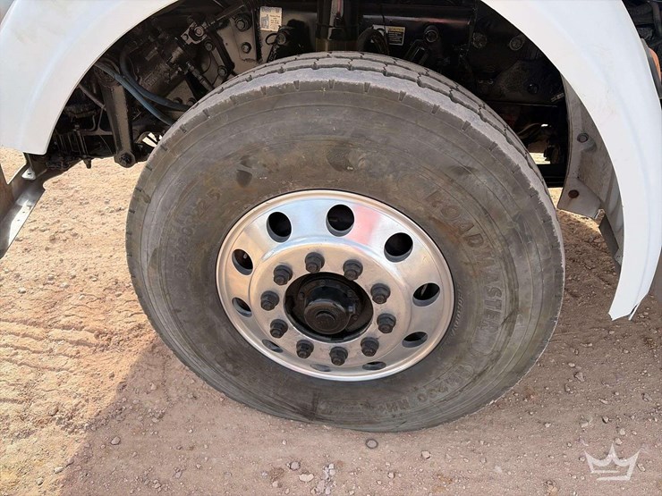 2013-peterbilt-365-image-32