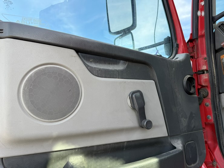 2011-volvo-10-image-33