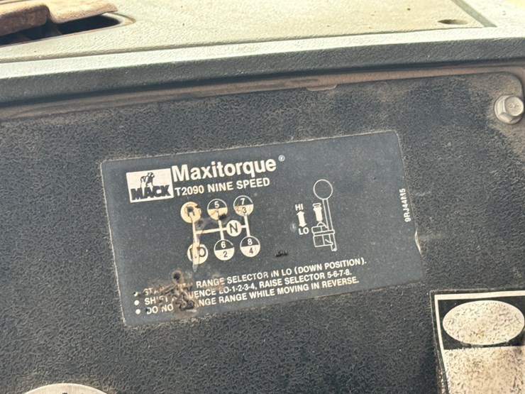 1990-mack-r688st-image-12