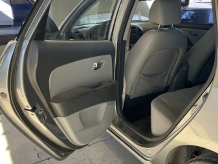 2010-hyundai-elantra-sdn-image-24