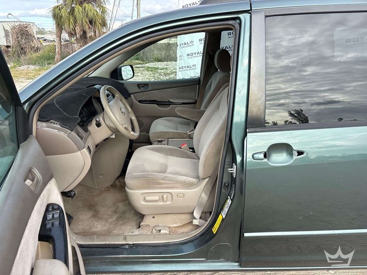 2005-toyota-sienna-image-10