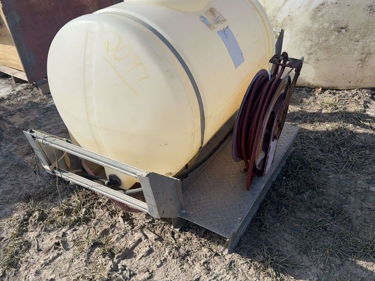 125-gallon-poly-tank-with-pump-on-the-frame-image-1