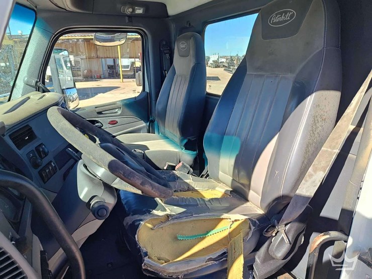 2015-peterbilt-567-image-36