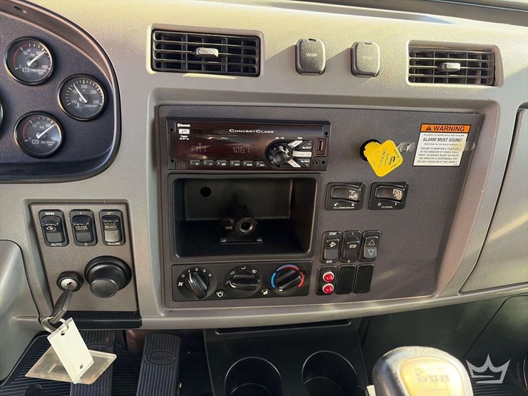 2016-peterbilt-337-image-18