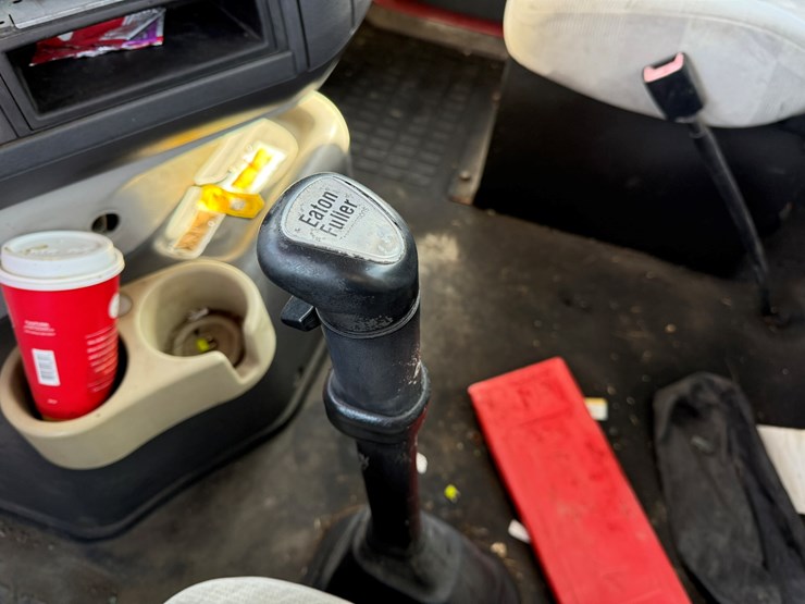 2011-volvo-10-image-40