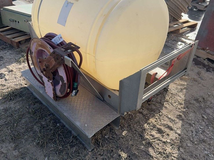 125-gallon-poly-tank-with-pump-on-the-frame-image-2