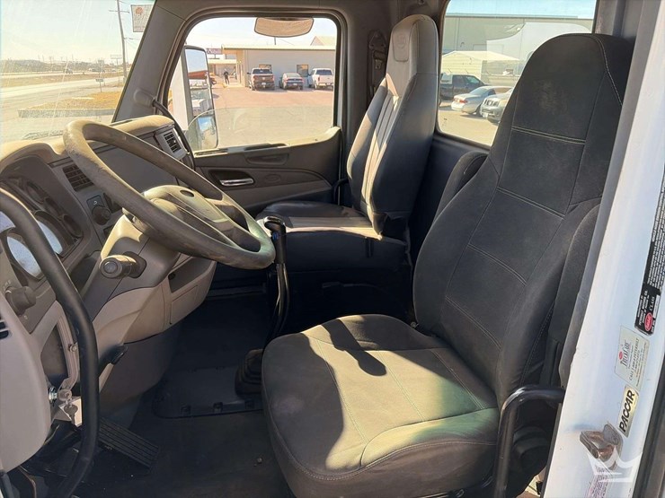 2015-peterbilt-567-image-13