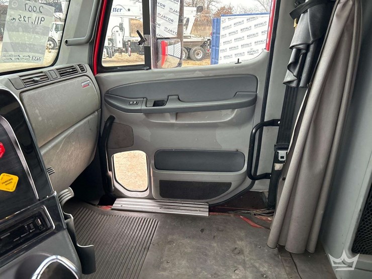 2007-freightliner-columbia-120-image-18