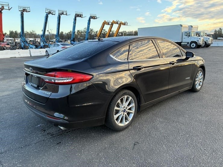 2017-ford-fusion-sedan-image-3