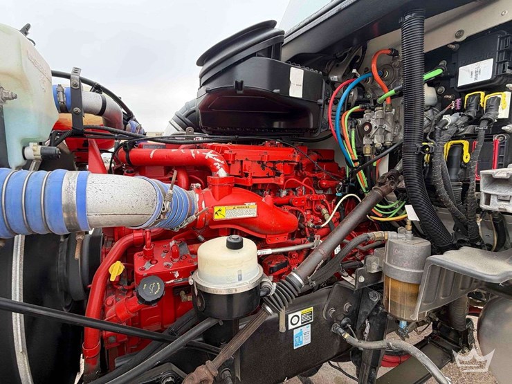 2015-peterbilt-567-image-9