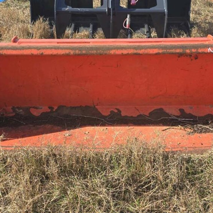 KUBOTA 6' QUICK ATTACH BUCKET