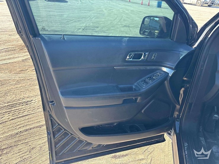 2016-ford-explorer-image-11