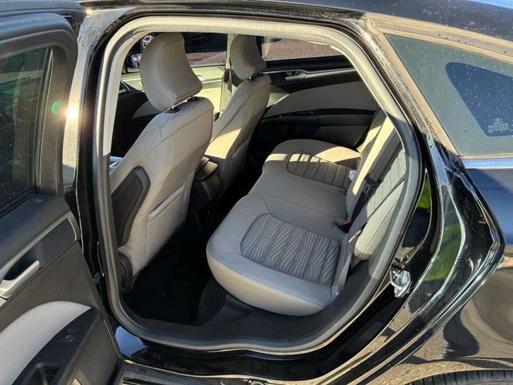 2016-ford-fusion-sedan-image-11