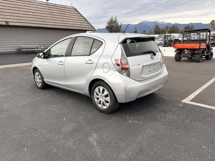 2014-toyota-prius-c-sedan-image-4