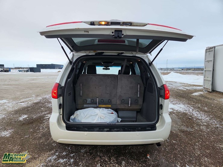 2009-toyota-sienna-image-17