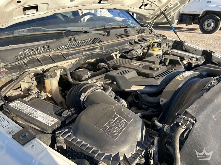 2013-ram-3500-utility-flatbed-truck-image-10