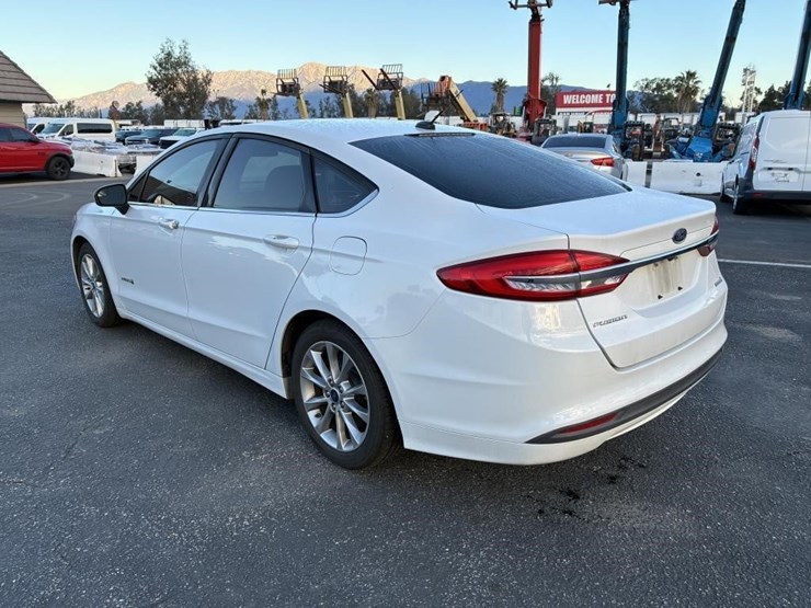2017-ford-fusion-sedan-image-4