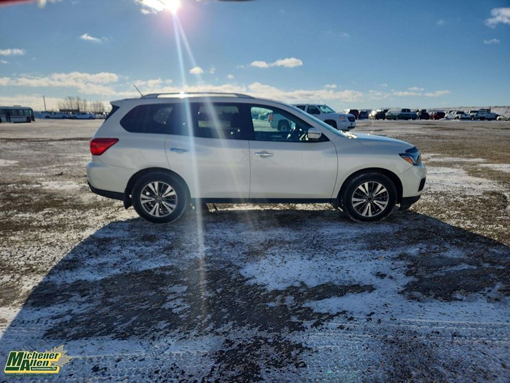 2017-nissan-pathfinder-image-8