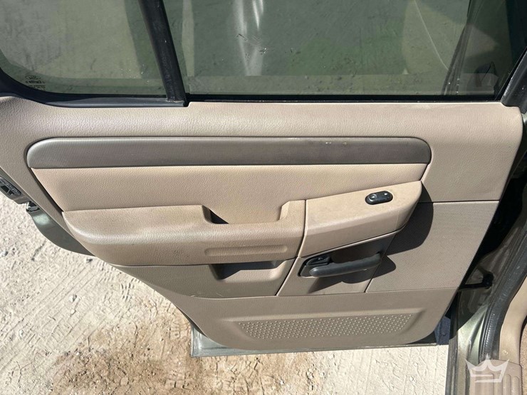 2004-ford-explorer-image-22