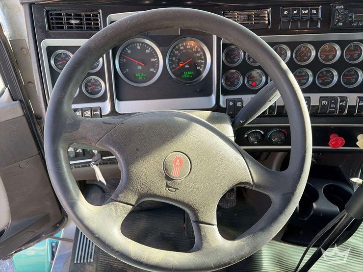 2013-kenworth-t800-image-18