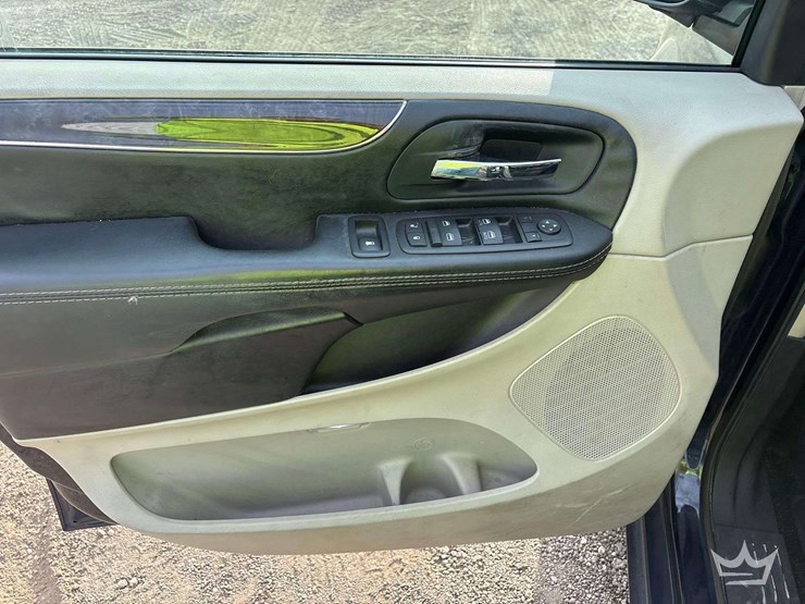 2015-chrysler-town-&-country-image-9