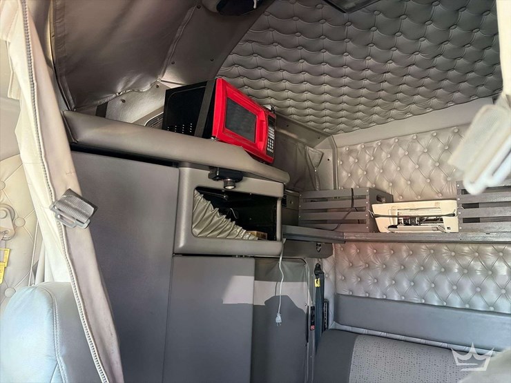 2011-kenworth-w900-image-21