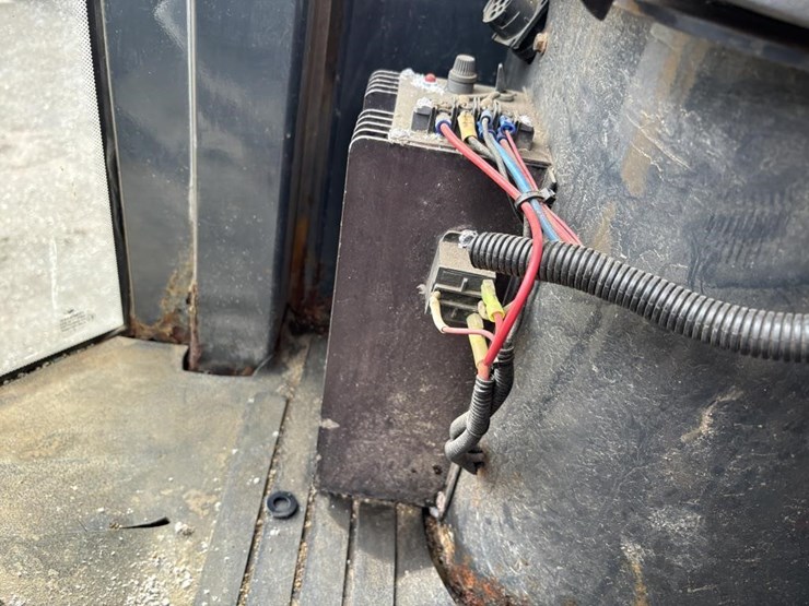 2005-deere-624j-image-43