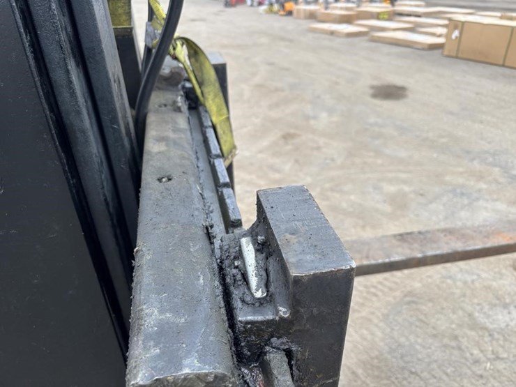 yale-glc080lgnae095-forklift-image-12