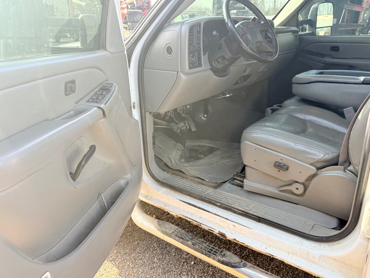 2006-gmc-3500-image-21