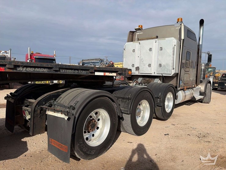 2011-kenworth-w900-image-4