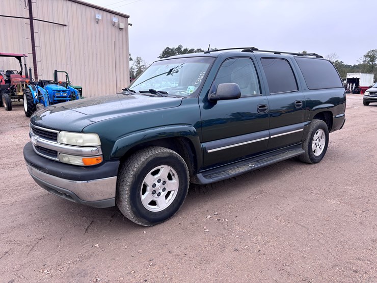 2004-chevrolet-suburban-image-1
