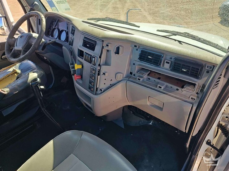 2015-peterbilt-567-image-31