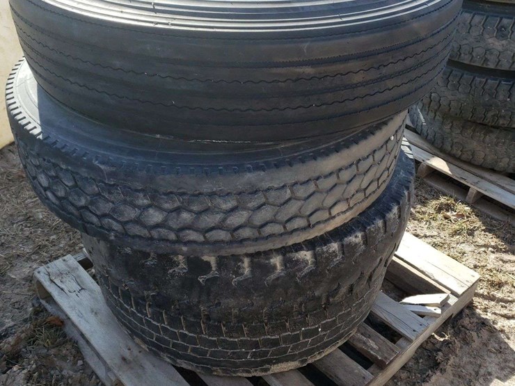 4-odd-shaped-tread-tires,-11r22.5-image-4