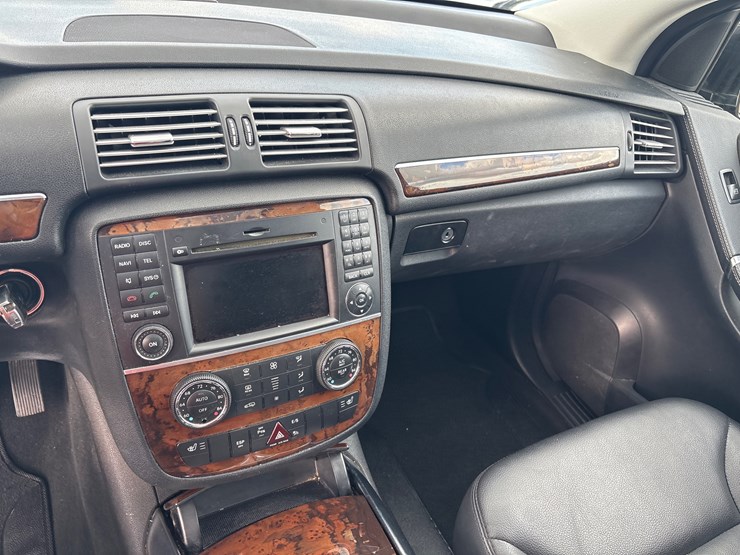 #30147-•-2011-mercedes-benz-r350-image-10