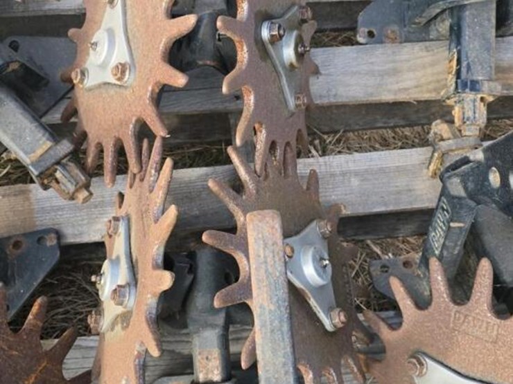 pallet-of-(6)-dawn-planter-row-cleaner-image-3