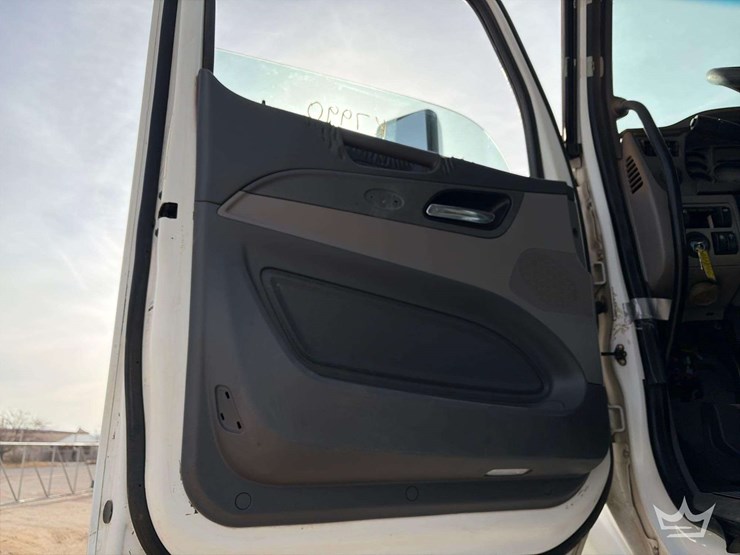 2015-peterbilt-567-image-11