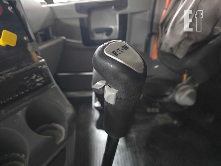 2013-freightliner-columbia-120-image-14