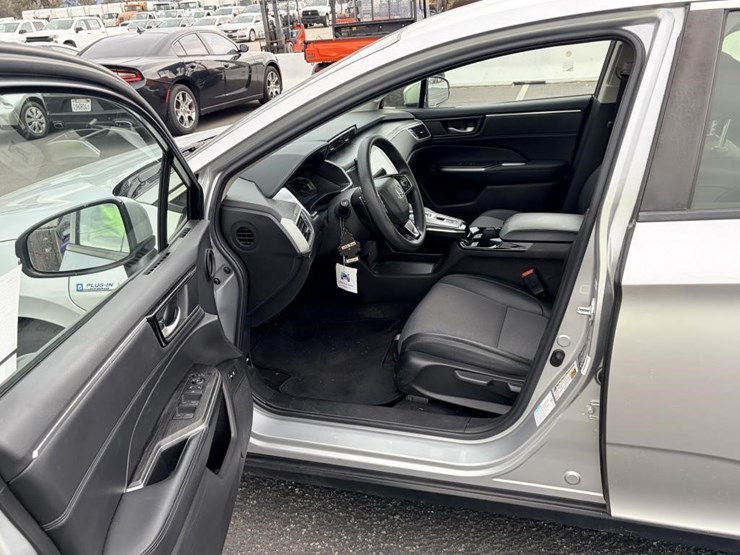 2019-honda-clarity-sedan-image-11