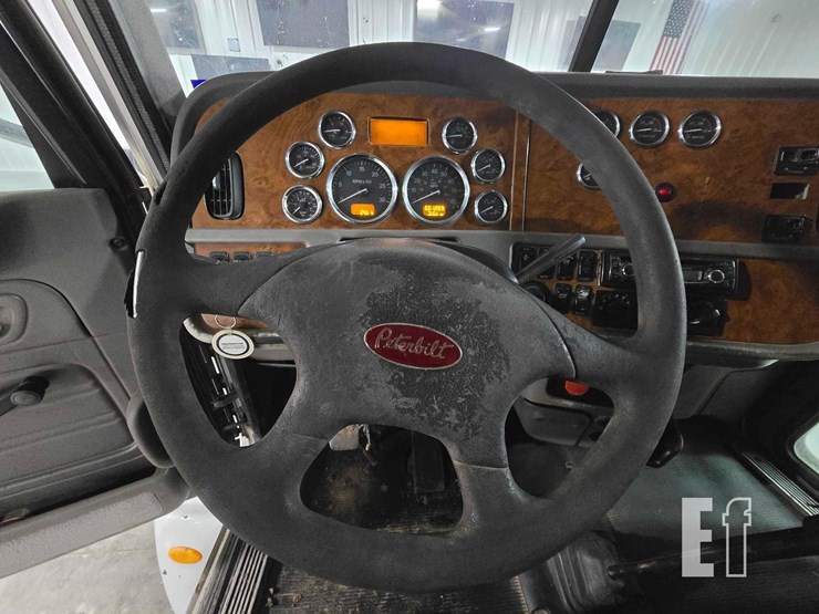 2009-peterbilt-384-image-10