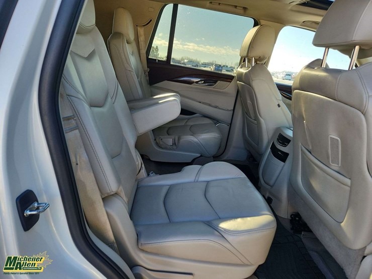 2015-cadillac-escalade-image-17