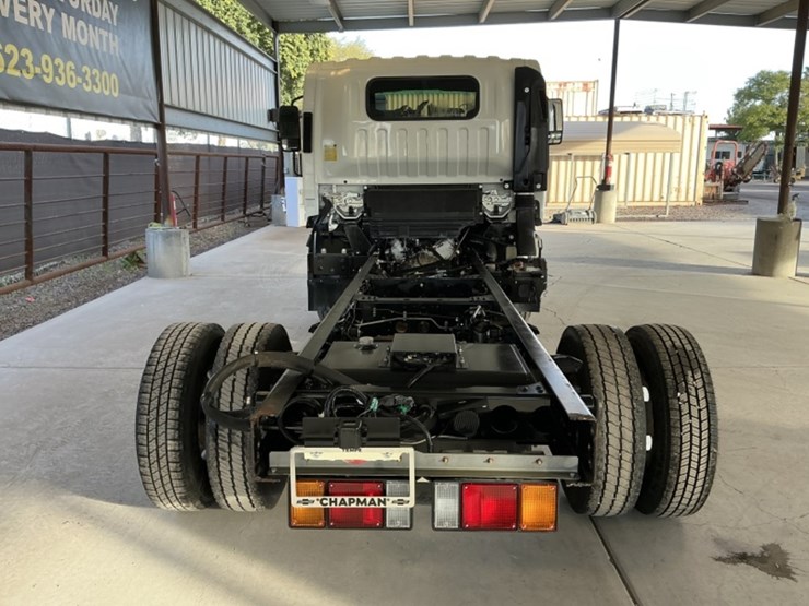 2016-isuzu-npr-image-6