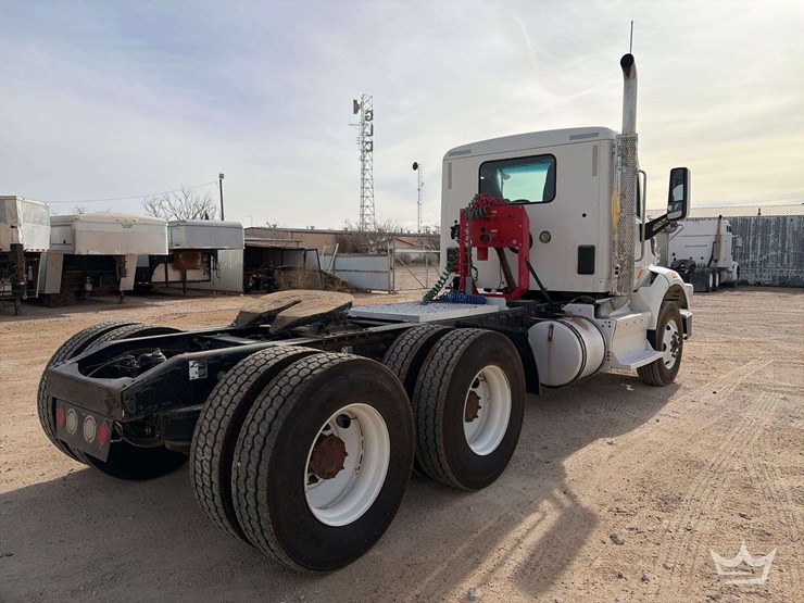 2015-peterbilt-567-image-4